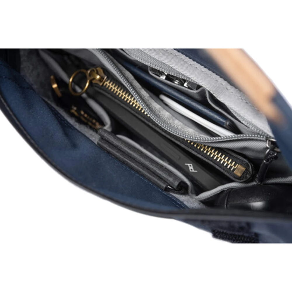 Peak Design Field Pouch V2 - Midnight 8 Peak Design Field Pouch V2 - Midnight - Image 8